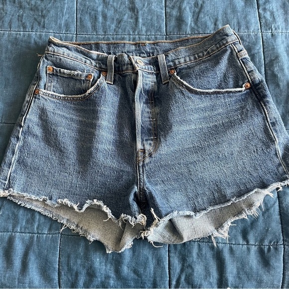 LEVI'S WOMEN'S 501 ORIGINAL DENIM SHORTS - SALSA MOOD SIZE 30 - Picture 3 of 10